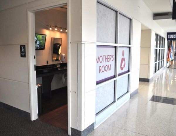 Illinois Governor Signs Law Mandating Nursing Rooms at Chicago Airports