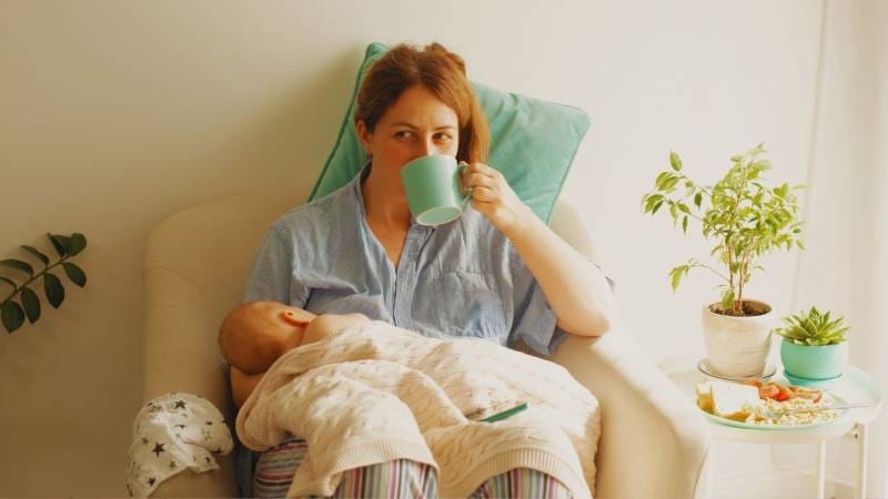 Tips to Stay Hydrated While Nursing or Pumping