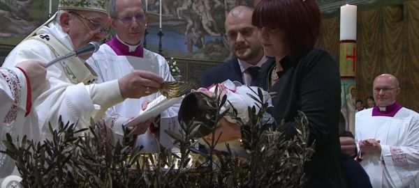 pope-baptizes.jpg