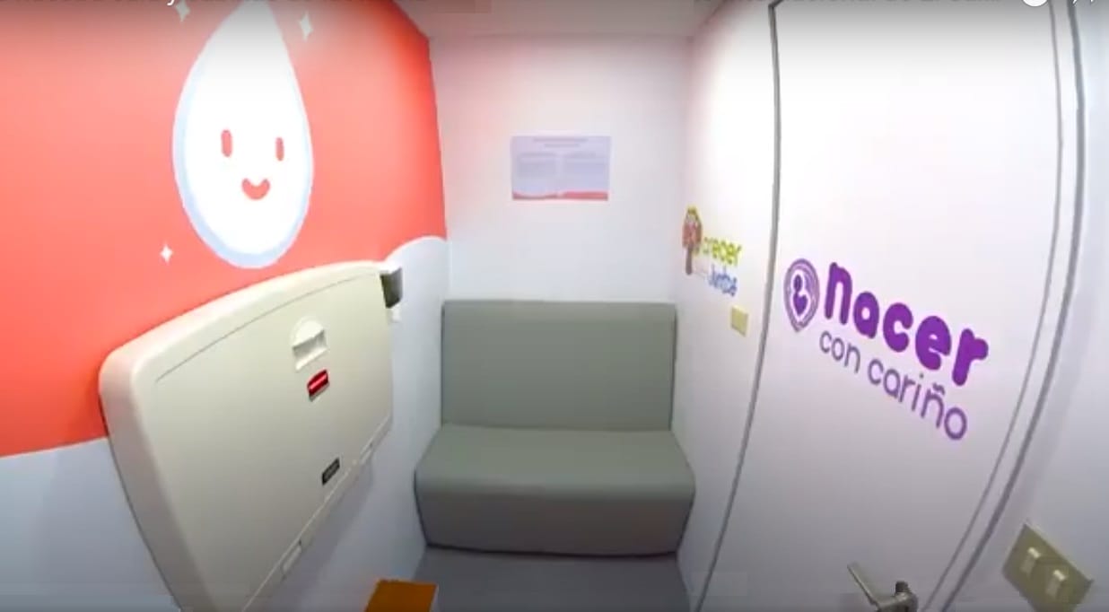 el salvador international airport breastfeeding pod pic4