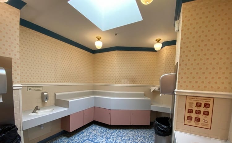 disneyland paris baby care center breastfeeding room pic3