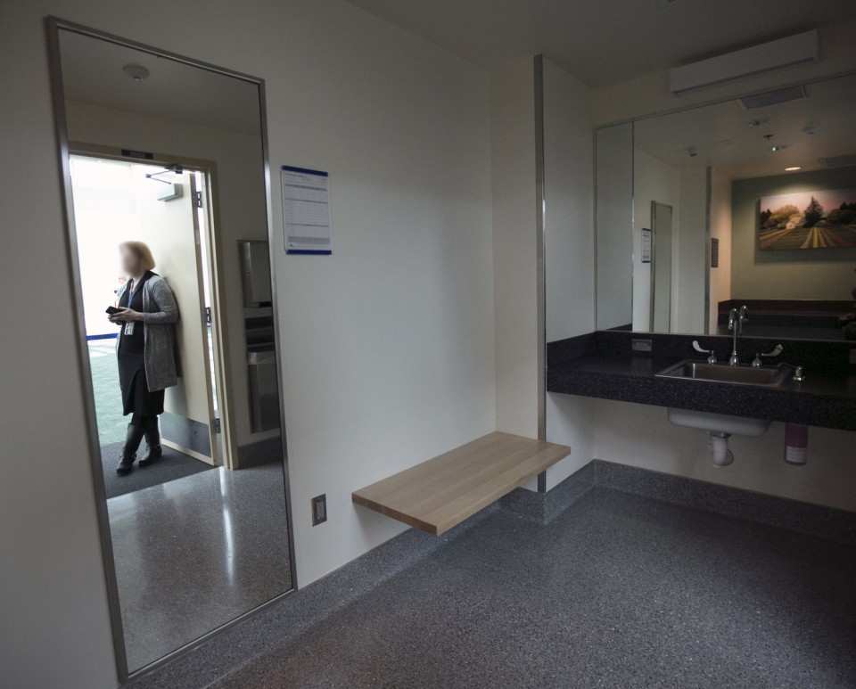 pdx portland international airport nursing mothers room pic6