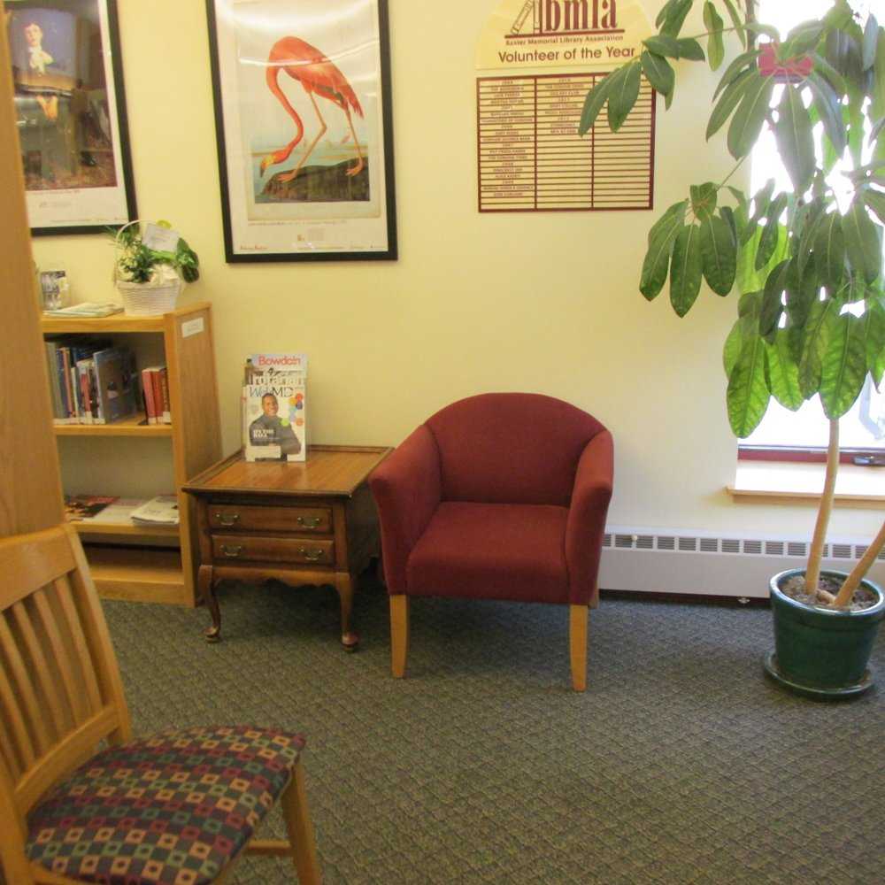 baxter memorial library gorham maine breastfeeding friendly seated couch1